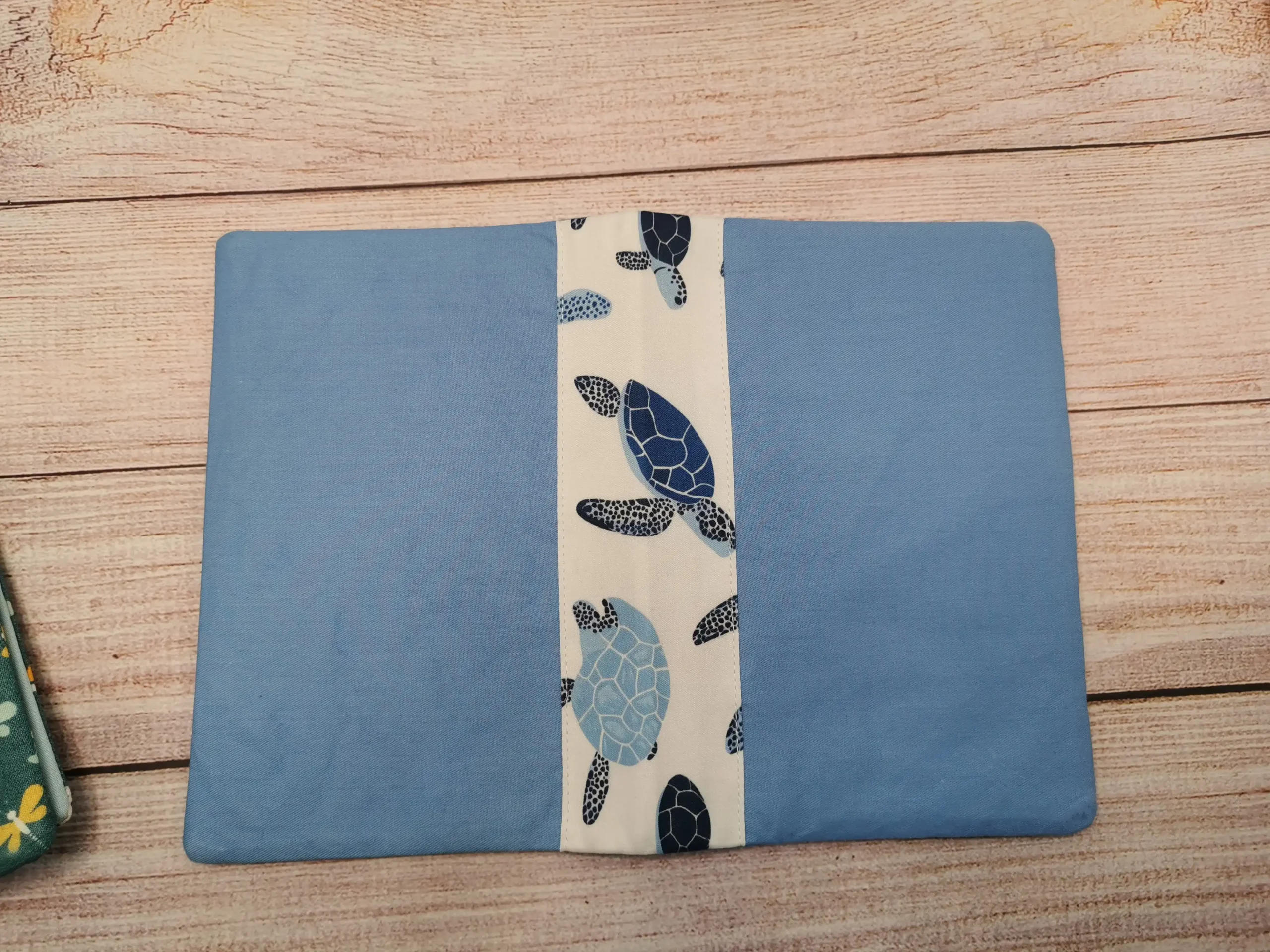 Idéal pour organiser vos ordonnances, ce porte-ordonnance est équipé d'une poche dédiée à votre carte Vitale et d'une autre pour vos cartes de mutuelle.