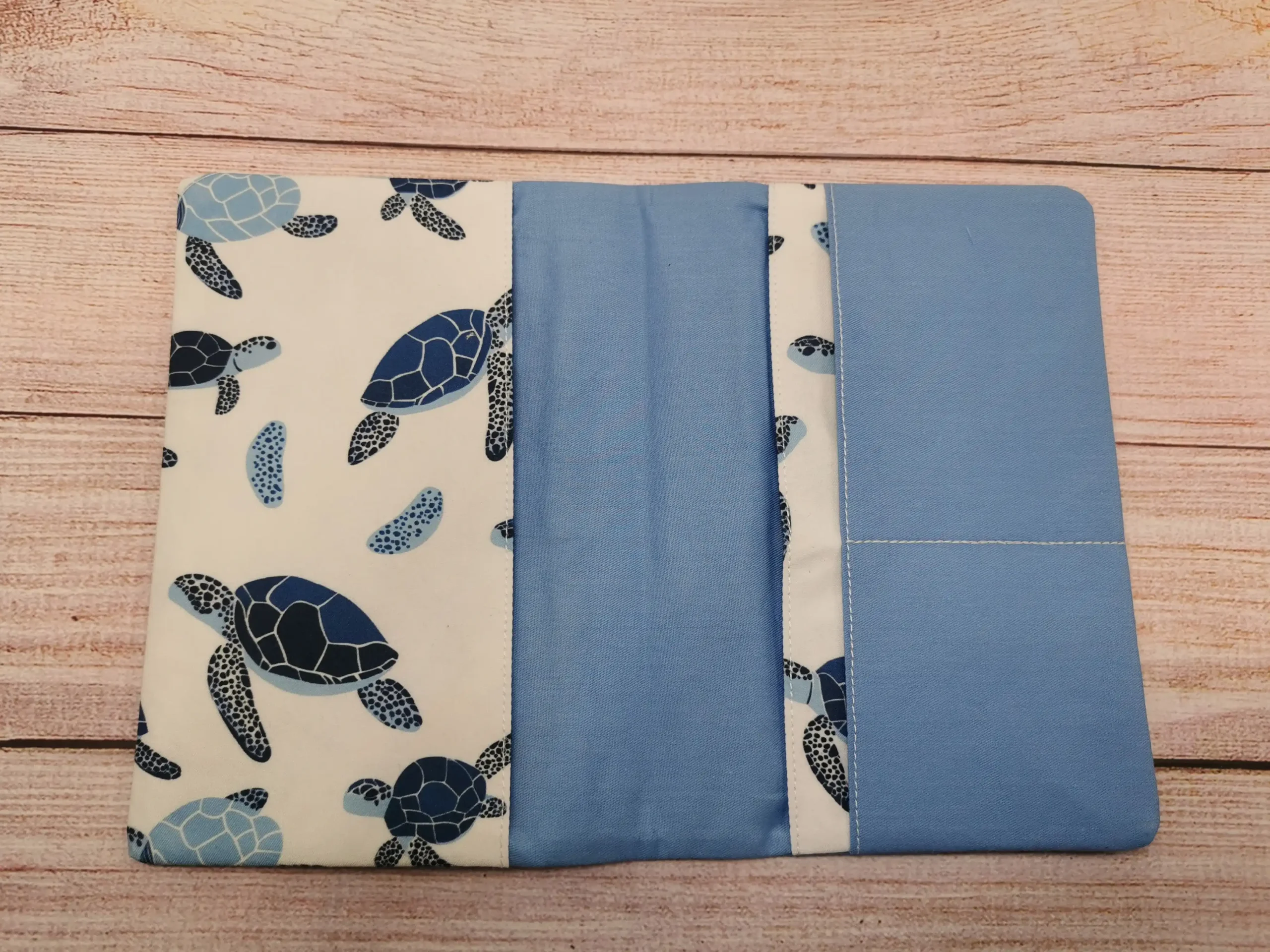 Idéal pour organiser vos ordonnances, ce porte-ordonnance est équipé d'une poche dédiée à votre carte Vitale et d'une autre pour vos cartes de mutuelle.