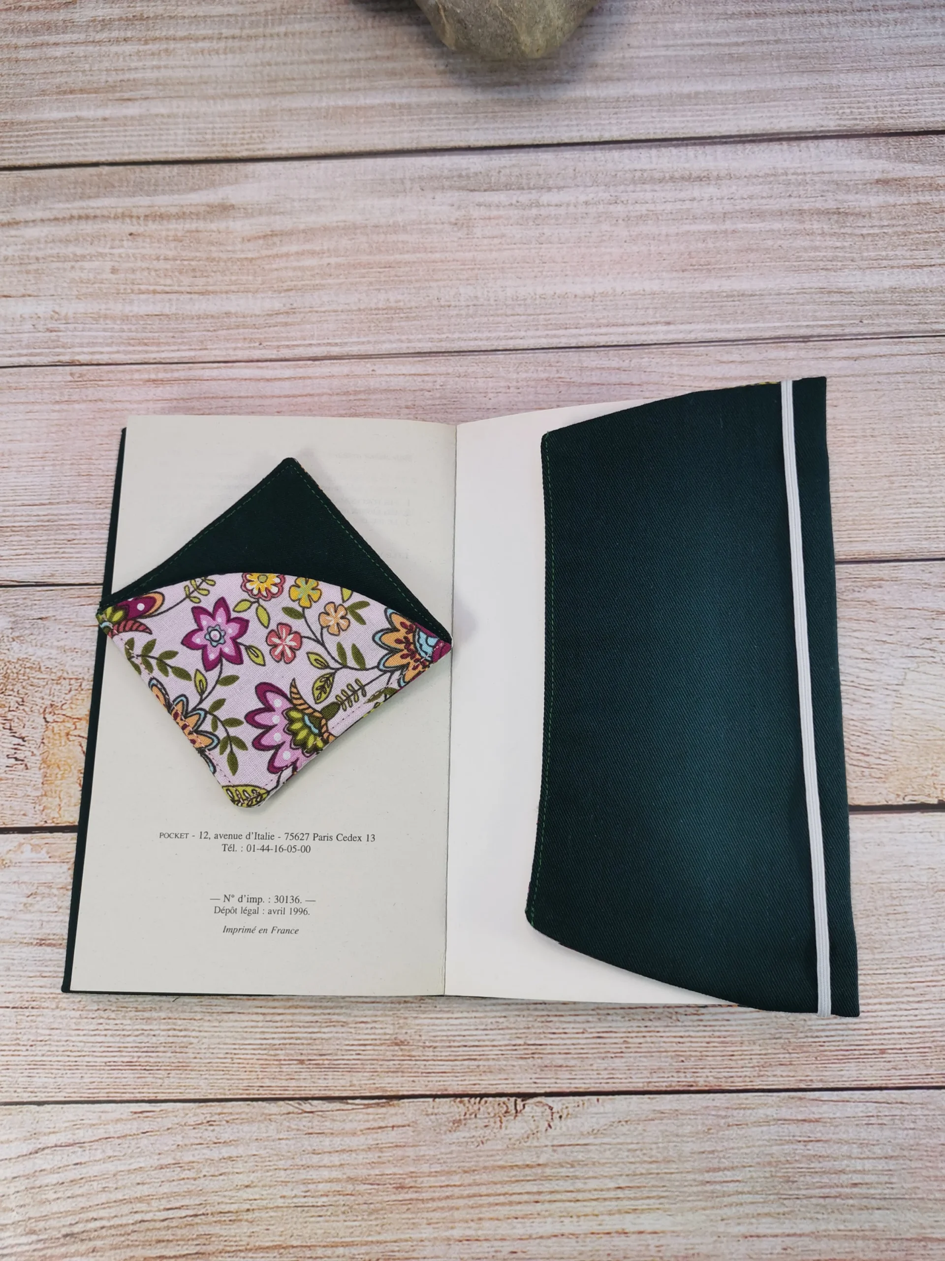 mes Protège livre pour livre de poche et marque-pages de coin, confectionnés avec soin en tissu 100% coton.