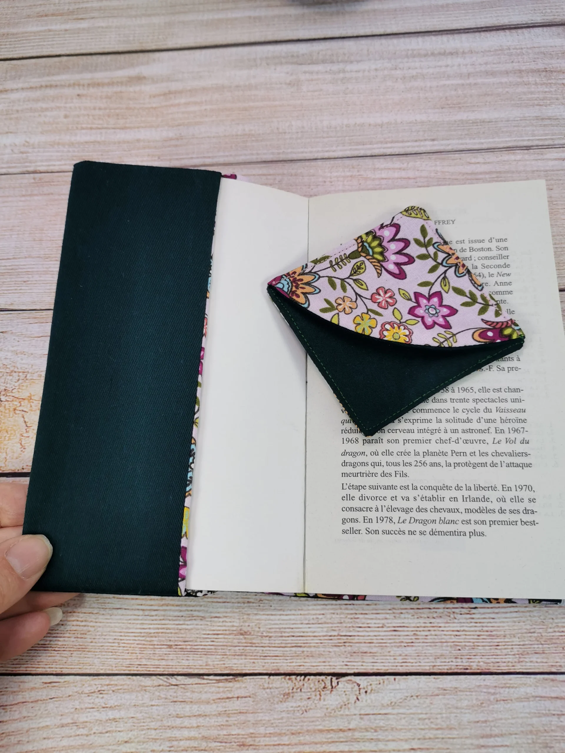 mes Protège livre pour livre de poche et marque-pages de coin, confectionnés avec soin en tissu 100% coton.