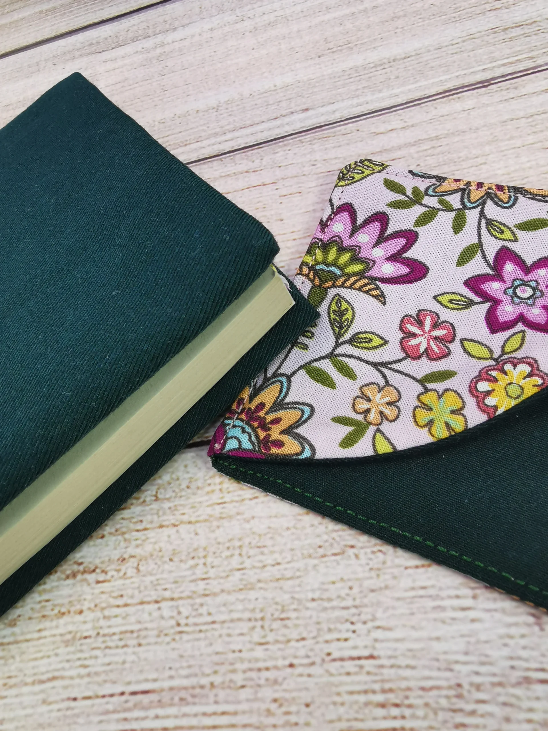 mes Protège livre pour livre de poche et marque-pages de coin, confectionnés avec soin en tissu 100% coton.