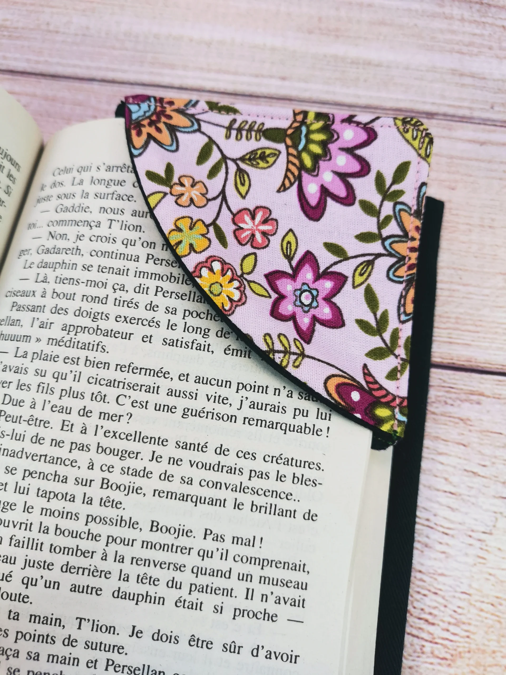 mes Protège livre pour livre de poche et marque-pages de coin, confectionnés avec soin en tissu 100% coton.