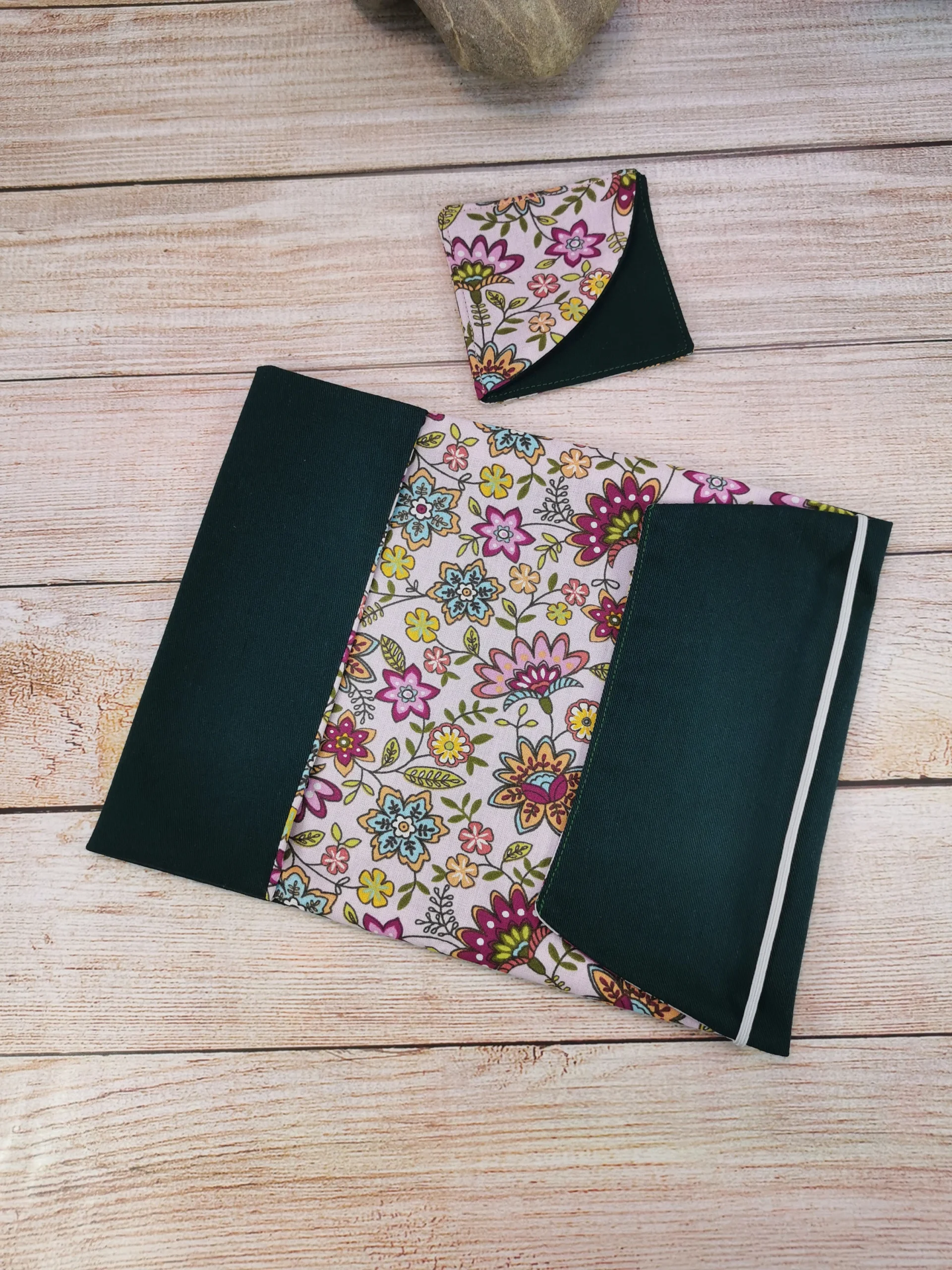 mes Protège livre pour livre de poche et marque-pages de coin, confectionnés avec soin en tissu 100% coton.
