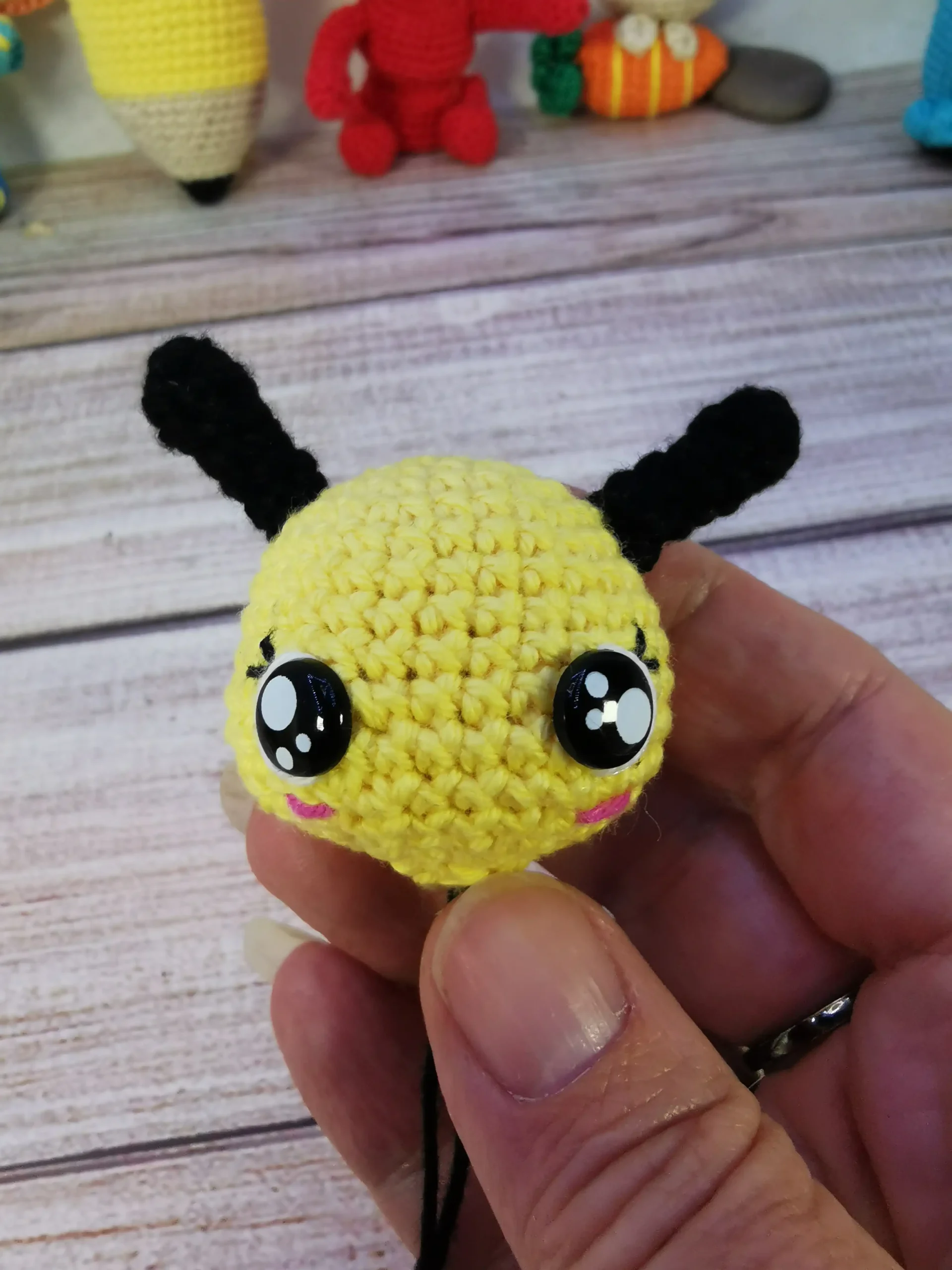 Tutoriel d Abeille porte-clef amigurumi fait main au crochet par La Mu's Heure