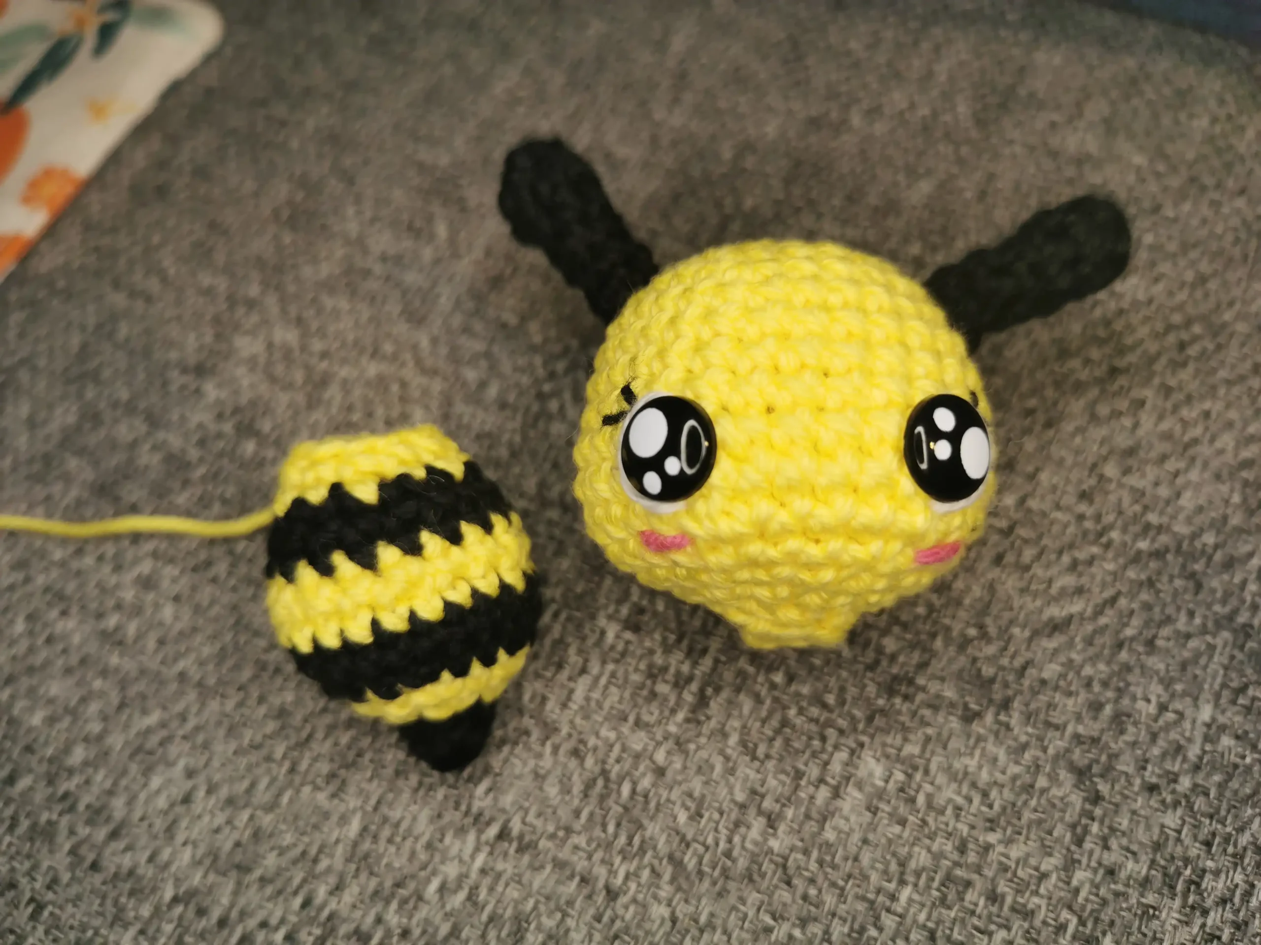 Tutoriel d Abeille porte-clef amigurumi fait main au crochet par La Mu's Heure