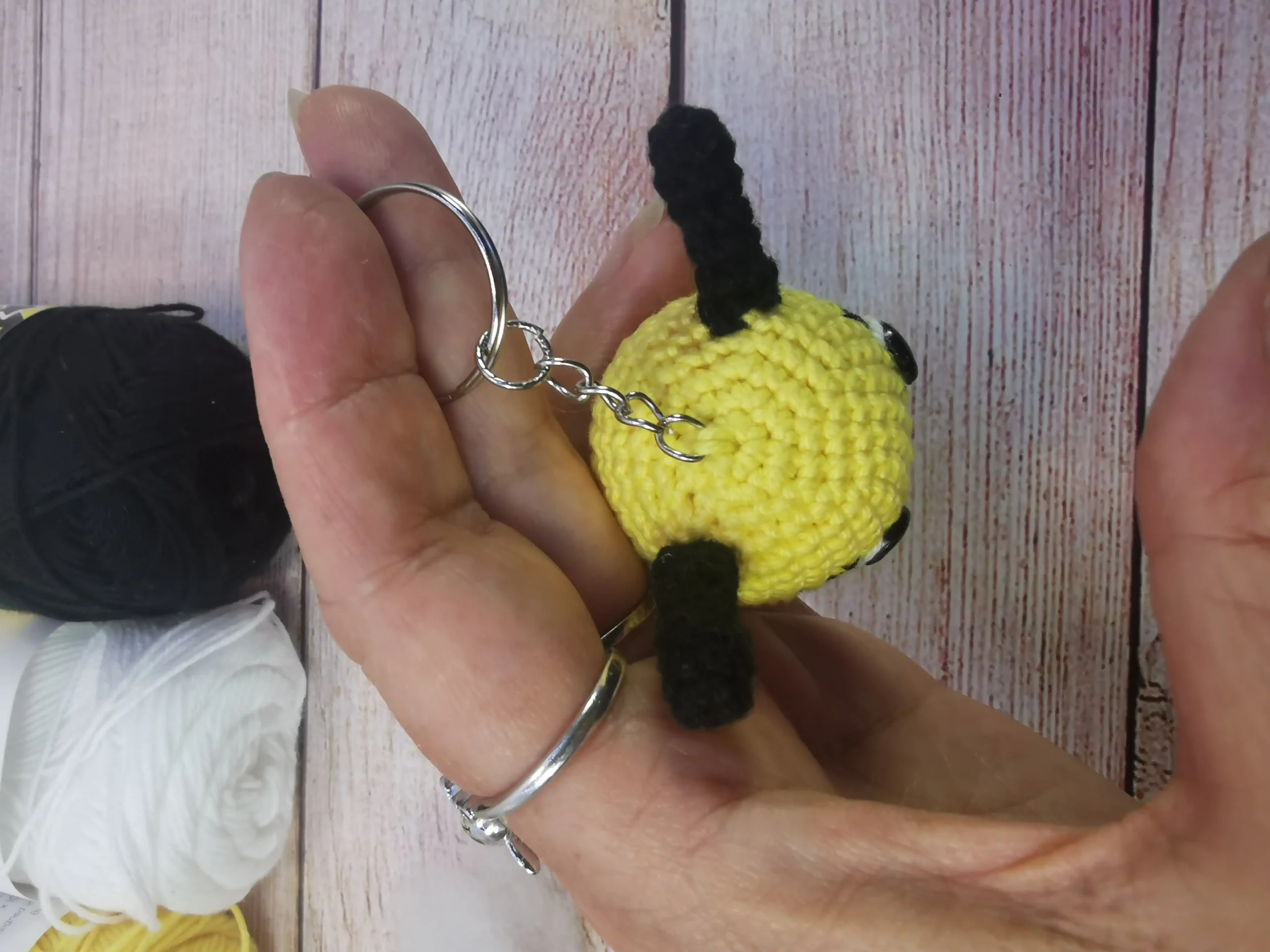 Tutoriel d Abeille porte-clef amigurumi fait main au crochet par La Mu's Heure