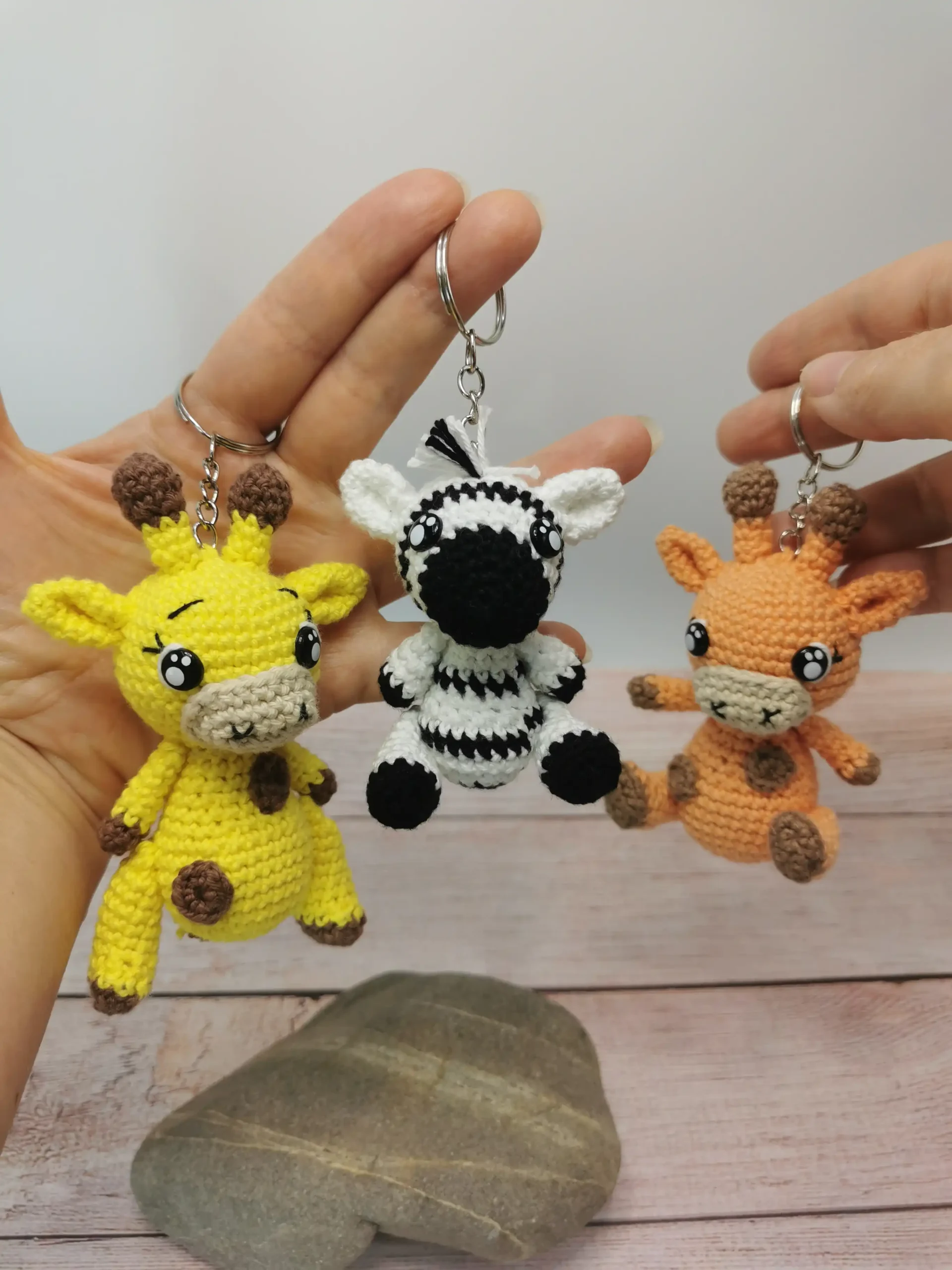 Zebre et girafe en porte-clés amigurumi kawaii, conçu à la main au crochet par La Mu's heure